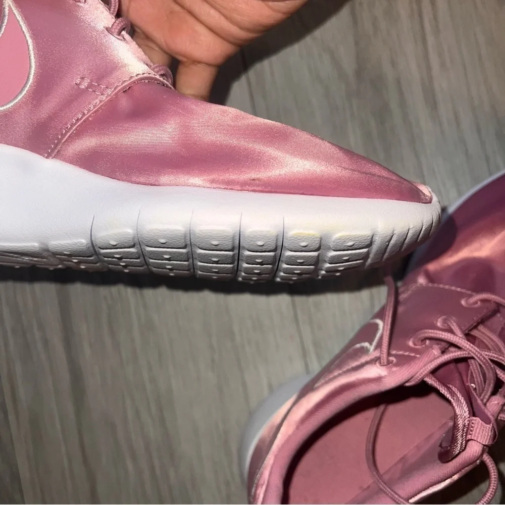 New Nike Roshe One (gs) Big Kids Women’s Pink  Satin Shoes size 7Y